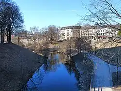 Parklandschaften auf beiden Flussseiten