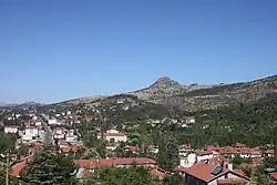 Aksu mit den Kuyucak-Bergen.