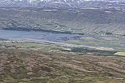 Flughafen Akureyri mit Brúnahlíð im Hintergrund