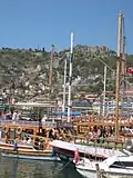 Hafen von Alanya mit Festungsmauer