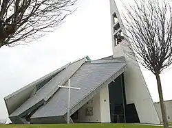 Außenansicht der modernen Kirche (2009)