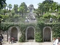 Terrassenanlage mit Belvedere und Gruppe 7, (Hirsch von drei Wölfen angefallen)