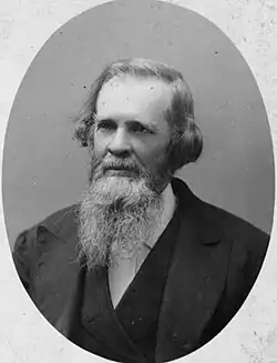 Porträtfoto von vorn ab Schulterblatt in schwarzweiß.