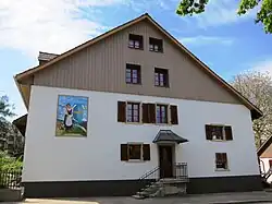 Mehrreihenständerbau mit Hochständern in der Scheune und integriertem älteren gemauerten Gebäudekern (rechte Seite), 1539 erbaut