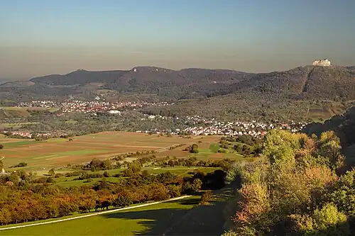 Trauf. Vorne: Ort Neuffen mit Burg Hohenneuffen, links der Ort Beuren und ganz hinten: Burg Teck (Mittlere Alb)