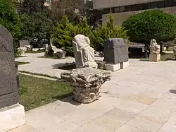 Statuen im Hof des Museums