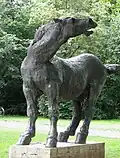 „Wildes Pferd“ am Königsplatz in München, 1965.