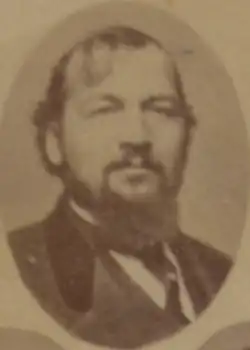 Gesicht ab Brustkorb in schwarzweiß von vorn.