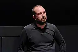 Alexandre Koberidse steht während eines Publikumsgesprächs vor der Leinwand des Münchner Filmmuseums