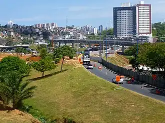 Links Bau der Linie 2, rechts fertige Linie 1