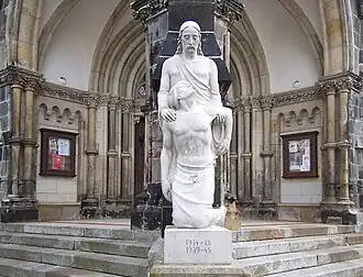 Denkmal für die Gefallenen beider Weltkriege am Eingang der Peterskirche