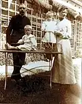 Alfred von Waldstätten mit Gattin und Kindern auf Leitersdorf 1904