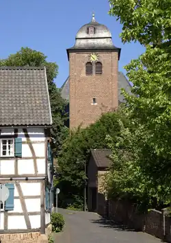 Turm der Pfarrkirche St. Matthäus; vorne das Fachwerkhaus Hertersplatz 13