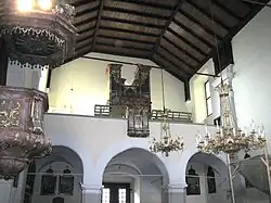 Pfarrkirche Allerheiligen bei Wildon, Blick nach Süden, Orgelempore, geschnitzte Holzluster