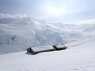 Alp Schmorras, in Hintergrund der Grat Murter vom Piz Mez (links) bis zum P. 2752 (rechts).