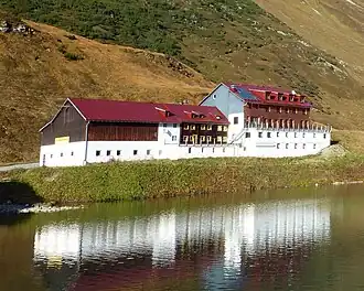 Blick von Südosten auf das Zeinisjochhaus