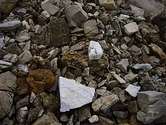 An der Alperschällilücke läuft man auf einem ganz besonderen Untergrund.