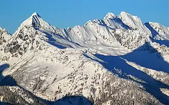 Alpha Mountain (links), Mt. Dione und Mt. Tantalus (rechts) vom Sea to Sky Highway aus