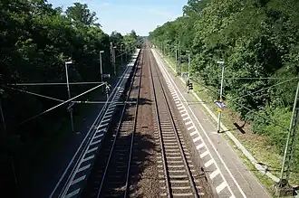 Der Haltepunkt Alsbach-Hähnlein Blickrichtung Darmstadt, von der Brücke der L 3112 aus gesehen