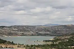 Altınapa-Stausee westlich von Selçuklu mit Ruine (siehe roten Pfeil)