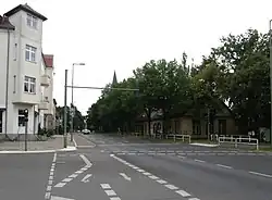 Alt-Biesdorf von Nordwesten gesehen; im Hintergrund die Kirchturmspitze, davor alte Wohnhäuser auf dem Anger, an der linken Ecke die Einmündung der Oberfeldstraße