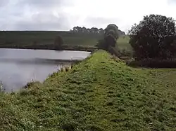 Damm und Wasserfläche