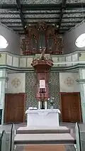 Der Altar der Kirche. In der Bildmitte befindet sich die Kanzel