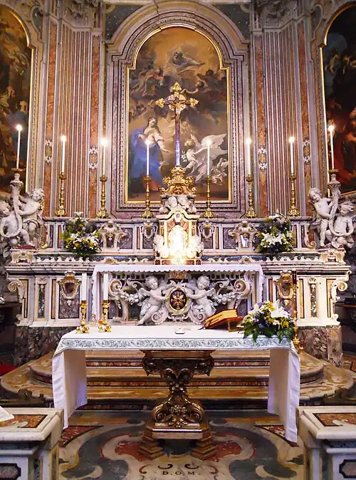 Der Hauptaltar mit Mazzantis Verkündigung