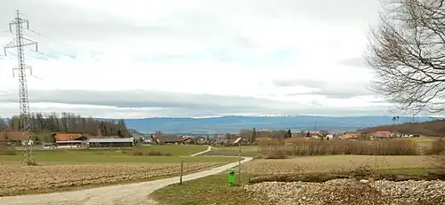 Ein Teil von Altavilla von Süden gesehen, hinten der Chasseral