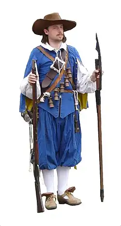 Reenactor (Musketier des schwedischen Altblau-Regiments) mit Muskete und Bardiche