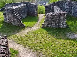 Das Hauptportal mit der Vorburg, Ansicht vom Innenhof