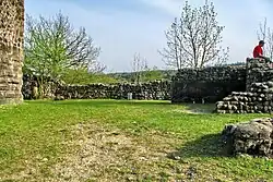 Der Innenhof, links der Palas respektive Bergfried