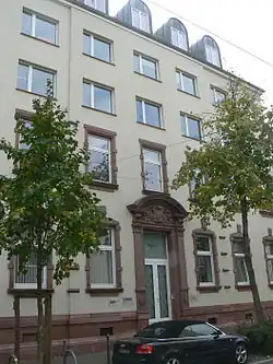 Wiederaufgebaut mit zeitgemäßer Fassade, alte Eingangstürfassade rekonstruiert (2007)
