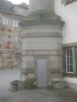 Rechte Seite mit Turmzugang.