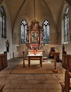 Inneres der Kirche mit Hochaltar im Jahr 2011