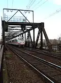 Ein ICE fährt Richtung Hauptbahnhof über die Alte Niederräder Brücke
