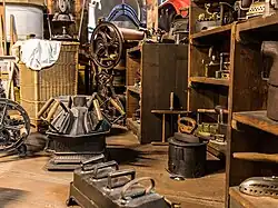 Alte Waschküche mit verschiedenen Bügeleisen