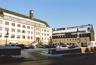 Stadtzentrum, links das Rathaus