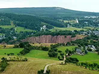 Blick vom Geisingberg auf den Kahleberg mit der markanten Blockhalde unterhalb des Gipfels, im Vordergrund ist die Altenberger Pinge zu sehen