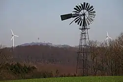 Windrad von Altenbergen – ein Wahrzeichen des Ortes; mit Blick auf den Köterberg