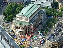 Blick vom Main Tower auf die Alte Oper und den Opernplatz
