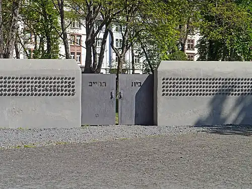 Westliche Friedhofspforte mit der Inschrift Beth Ha'Chaim („Haus des Lebens“)