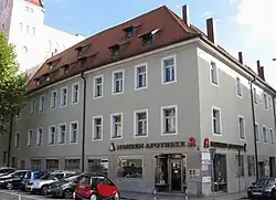 Alter Kornmarkt Ostseite, nördlich Niedermünster und ehemalige Apotheke, südlich Karmelitenkloster mit Beginn Maximilianstraße