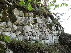 Bild 9: Futtermauerrest vom Fundament des Wohngebäudes am östlichen Rand der Kernburg