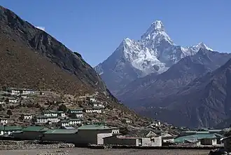 Ama Dablam vom südlich gelegenen Khumjung aus, Ombigaichen rechts davon