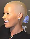 Amber Rose mit Maschinenschnitt