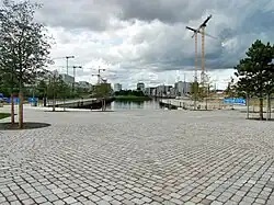 Der Platz an der Stirnseite des Baakenhafenbeckens