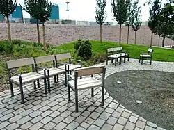 Anordnung der Stuhlgruppen, fest verankert, im Hintergrund die Rampe