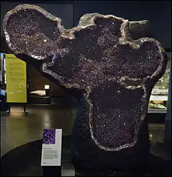 Herausgelöste Riesengeode mit Amethystauskleidung, ausgestellt im National Museum of Scotland