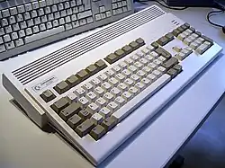 Gehäuse des A1200 mit Tastaturfeld und PCMCIA-Schnittstelle (links)